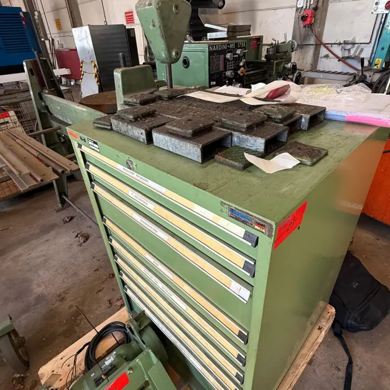 Teleskopschubladenschrank mit Maschinenzubehör